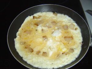Omeleta s vajíčkem a špekem a zeleným pepřem
