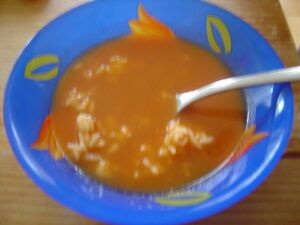 Rajská polévka z protlaku s vařenou rýží