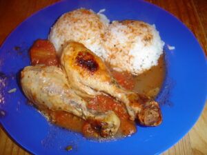 Upečená kuřecí stehna s rajčaty a rýží