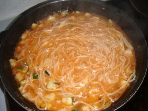 špagety s rajčaty a cuketou