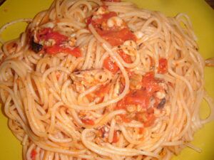 Špagety s rajčatovou omáčkou s kalamáry, chobotnicí a krevetami
