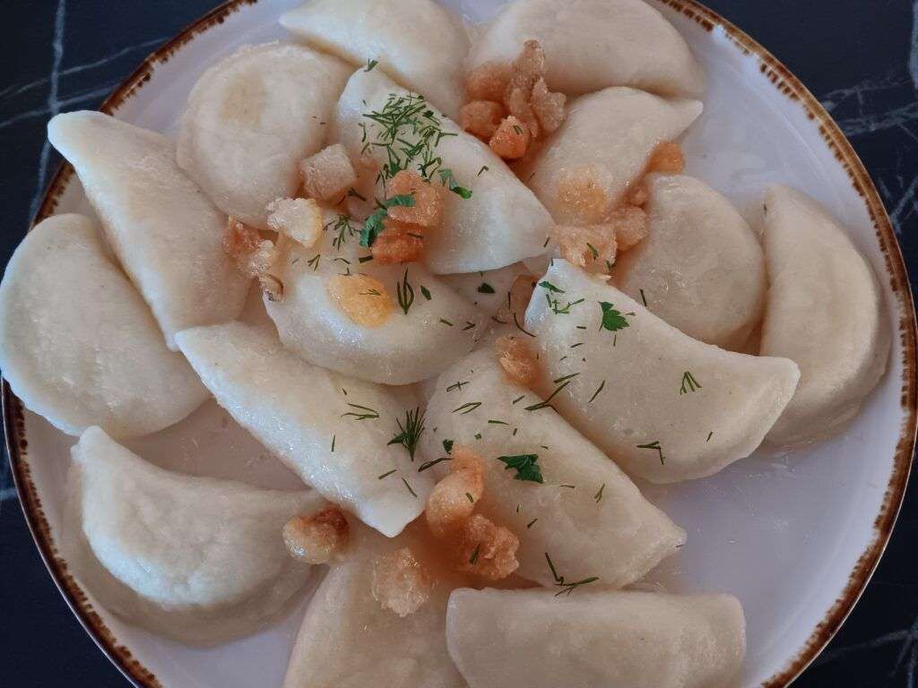 Ukrajinské vareniky plněné brambory jsou lehké a velmi chutné jídlo